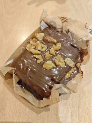 Brownie with melted chocolate, they serve it warm at Khambú Quart in Valencia