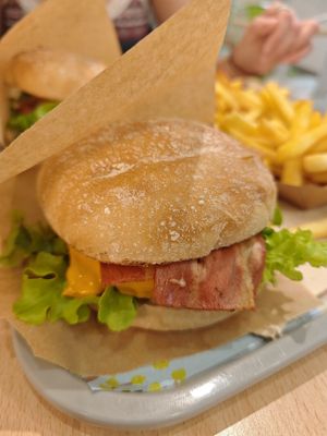 Indiana burger at Khambú Quart in Valencia
