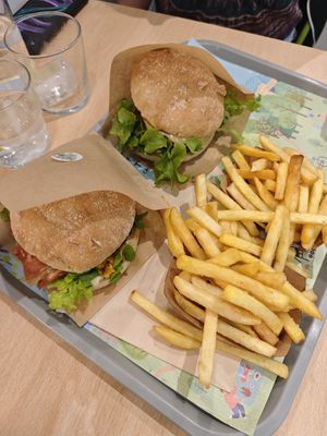 Kombo with fries are cheaper than separated at Khambú Quart in Valencia