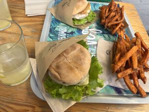 Menú Burguer clásica con bonitato  at Khambú Quart in Valencia