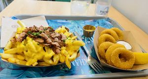 Best ‘cheesy chips’ in town with a side of ‘calamari’😋  at Khambú Quart in Valencia