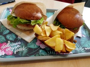 Delicious vegan burger and fries at Khambú Quart in Valencia