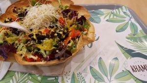 Ensalada completa at Khambú Quart in Valencia