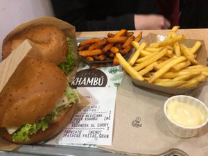 Burgers and chips at Khambú Quart in Valencia