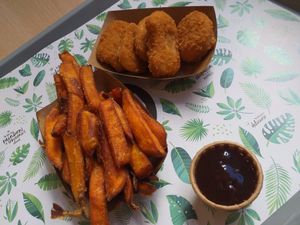 Nuggets and sweet potato with barbecue sauce at Khambú Quart in Valencia