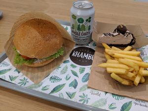 burger and fries at Khambú Quart in Valencia