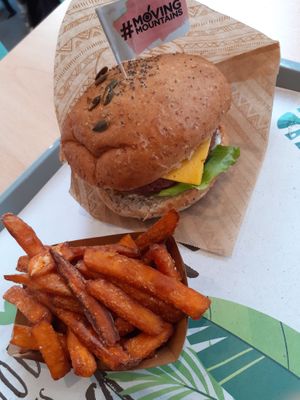 Himalaya burger with sweet potato at Khambú Quart in Valencia