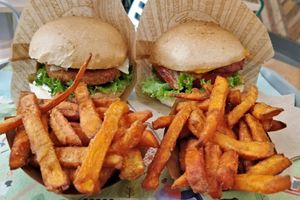 The 'Tribal' and Chick'n burger meals with sweet potato fries at Khambú Quart in Valencia