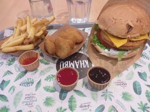 Burger with chips and nuggets at Khambú Quart in Valencia