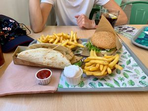 Wrap de Heura + hamburguesa Khambu at Khambú Quart in Valencia