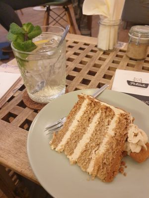 'Lotus'-cake and homemade lemonade at Pelíšek in Brno
