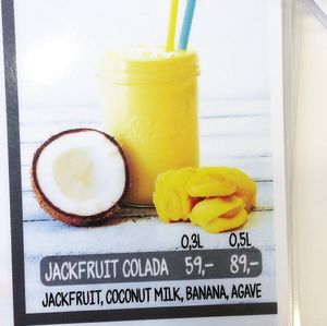 Erstmalig haben wir einen Smoothie mit Jackfrucht entdeckt und ihn auch probiert - sehr interessant! Wir bevorzugen jedoch ehrlicherweise die gekochte Variante. at Lifehouse Bistro in Prague