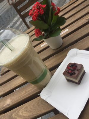 Milkshake and raw cake at Lifehouse Bistro in Prague