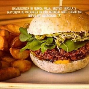 Hamburguesa vegana de quinoa roja at Amorcito in Maldonado