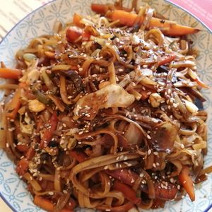 Wok de vegetales y tallarines de arroz at Amorcito in Maldonado