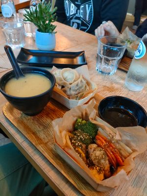 Box: dumplings, zuppa del giorno e verdure. at Mo Mo - Saint-Gilles in Brussels