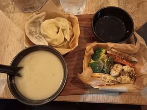 Steamed dinner box at Mo Mo - Saint-Gilles in Brussels