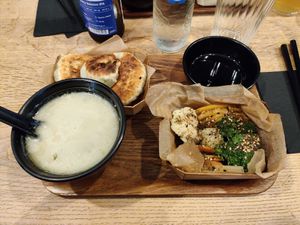 Evening menu: soup, steamed vegetables, fried dumplings at Mo Mo - Saint-Gilles in Brussels