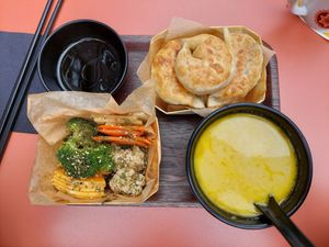 'Lunchtime formula' with steamed veggies and soup of the day. Momos can be steamed or pan-fried. (11€ at noon, more expensive in the evening) at Mo Mo - Saint-Gilles in Brussels