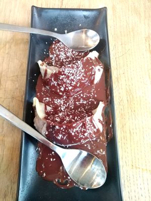 Momo en dessert avec coco et chocolat at Mo Mo - Saint-Gilles in Brussels