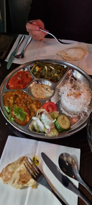 (Amazing vegan naan). I really liked the spinach dish. Partner favoured the red. Sallad was meh at Masala Masala - Odengatan in Stockholm