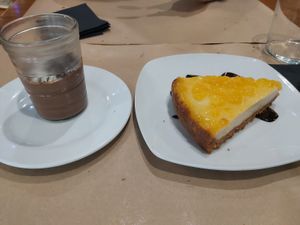 Tarta de queso vegana con cobertura de melocotón.
Copa de chocolate negro y virutas de coco y chocolate. at Black Salad in Vitoria Gasteiz