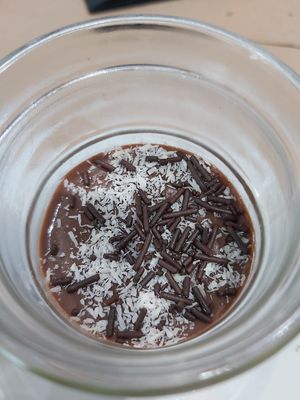 Copa de chocolate negro y virutas de coco y chocolate. at Black Salad in Vitoria Gasteiz