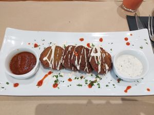 Hamburguesitas de falafel con salsa de tomate picante y salsa de yogur con hierbabuena. at Black Salad in Vitoria Gasteiz