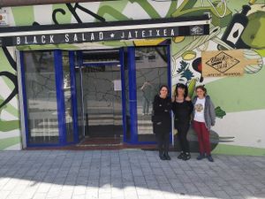 Silvia, Oihane, Naiara at Black Salad in Vitoria Gasteiz