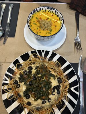 Primeros una crema de verduras muy rica y espaguetis, estaba todo increíble cada vez que voy a Vitoria repito    at Black Salad in Vitoria Gasteiz
