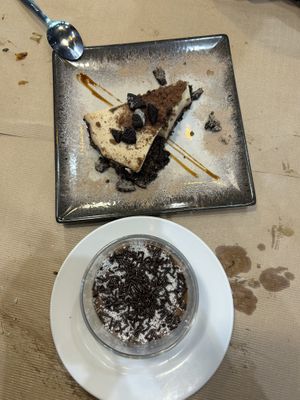 Postres una tarta de oreo y postre de chocolate   at Black Salad in Vitoria Gasteiz