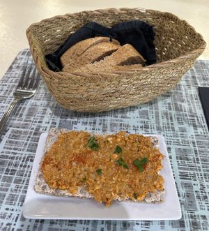 Entrante con pan (2)  at Black Salad in Vitoria Gasteiz