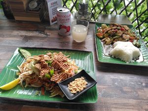 Pad Thai (left) and Thai summer breeze (right) at Aim Aroy in Tilburg