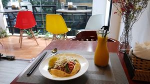Pad Thai and mango juice. 27.10.17. at The Veg - Organic Vego and Tea in Hanoi