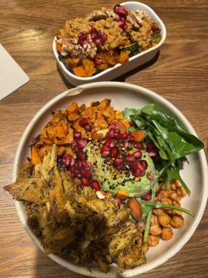 Vorne: Avocado Vegan Chicken Bowl, hinten: Oriental Vegetables  at beets&roots in Berlin