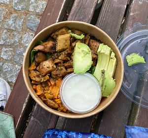 avocado bowl with vegan chicken  at beets&roots in Berlin