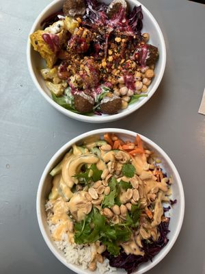 New Oriental Bowl (back), Vegan Crunchy Thai Chicken Bowl (front)  at beets&roots in Berlin