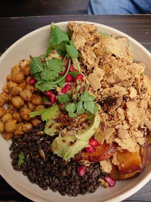 Avocado Bowl mit Räuchertofu at beets&roots in Berlin