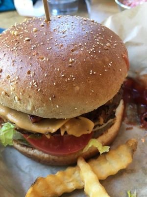 The Solo $11

A solo Herbivorous Butcher beaf patty California Style (lettuce, tomato, and onion) with cheeze. Add tempeh bacun for 1.50 at J Selby's in St Paul