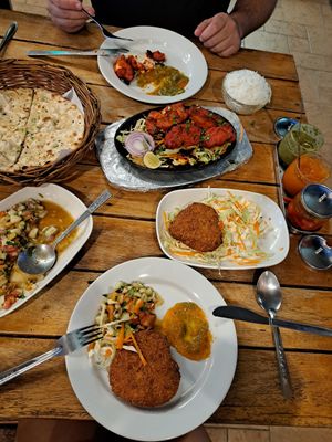 Die Küchlein und der Salat (viel Koriander) sind vegan at Taste of India in Koh Chang