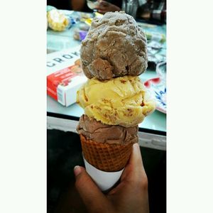 tamarindo, ron con pasas y chocolate - avellanas  at Moitre Helado Vegano in Medellin