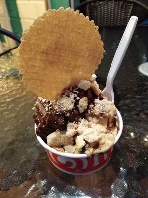 Chocolate and peanut butter ice cream with cookies and chocolate sauce 😍 at Moitre Helado Vegano in Medellin