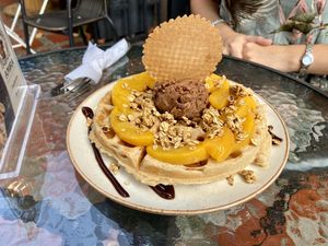 Vegan waffle with chocolate ice cream and peach at Moitre Helado Vegano in Medellin