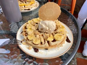 Vegan waffle with caramel ice cream and banana at Moitre Helado Vegano in Medellin