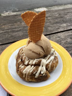 Peanut gelato on a cinnamon bun at Moitre Helado Vegano in Medellin
