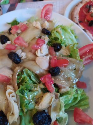 Salad with grilled aubergine at Pizzeria Les 2 Sources in Sainte-enimie