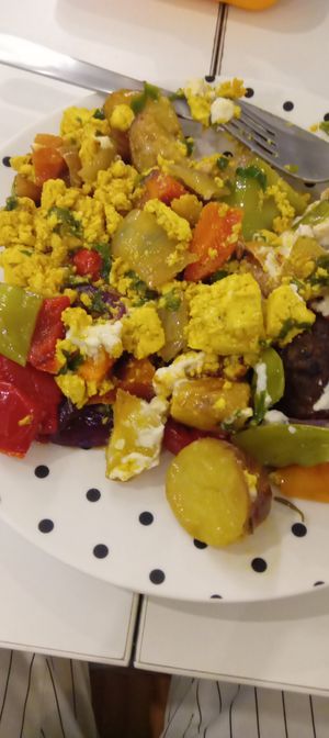 Super Brunch (tofu mexido, almôndegas de soja com shitake no molho barbecue, batatas ao murro, pimentões) at Vegano SP in Sao Paulo