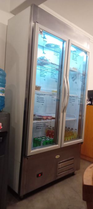 Geladeira com bebidas (chás, sucos e kombuchas), sobremesas e saladas at Vegano SP in Sao Paulo