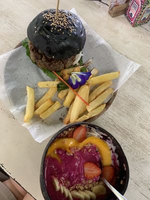 Quinoa lentil burger and uluwatu smoothie bowl from nalu bowl at Nook in Kerobokan Kelod