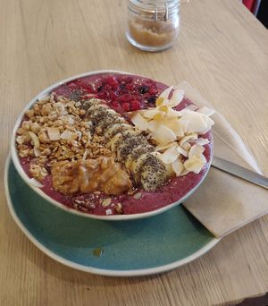 Açaí bowl with peanut butter at Sazzy & Fran in East London
